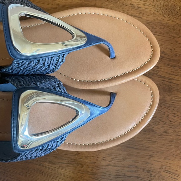 ‼️Price Drop‼️Beautiful, Like New, Blue Liz Claiborne sandal. - Picture 3 of 3